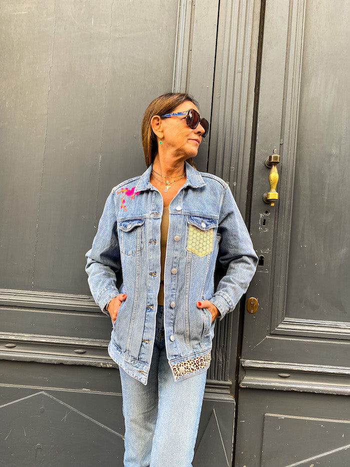 Veste en jean oversize customisée d'une Frida Kahlo Milagros