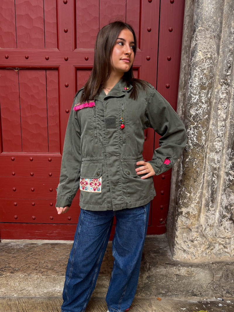 Veste militaire customisée Frida Kahlo - Pièce unique brodée main
