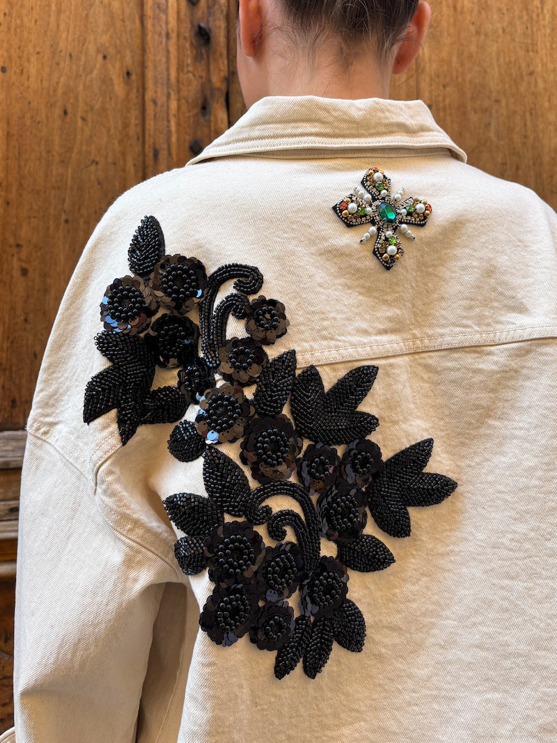 Veste oversize blanc cassé brodée de fleurs baroques en perles noires