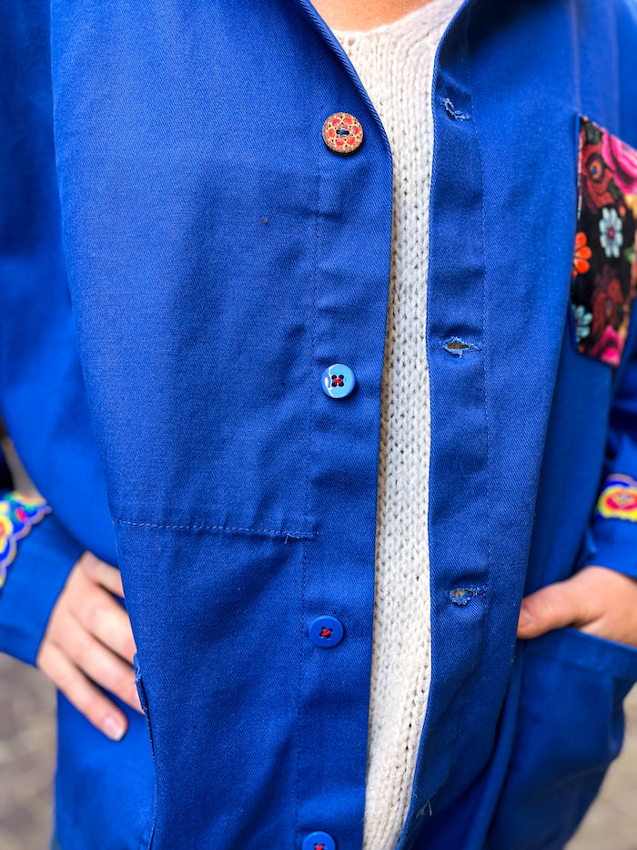 Veste bleu de travail customisée d'un visage Frida Kahlo
