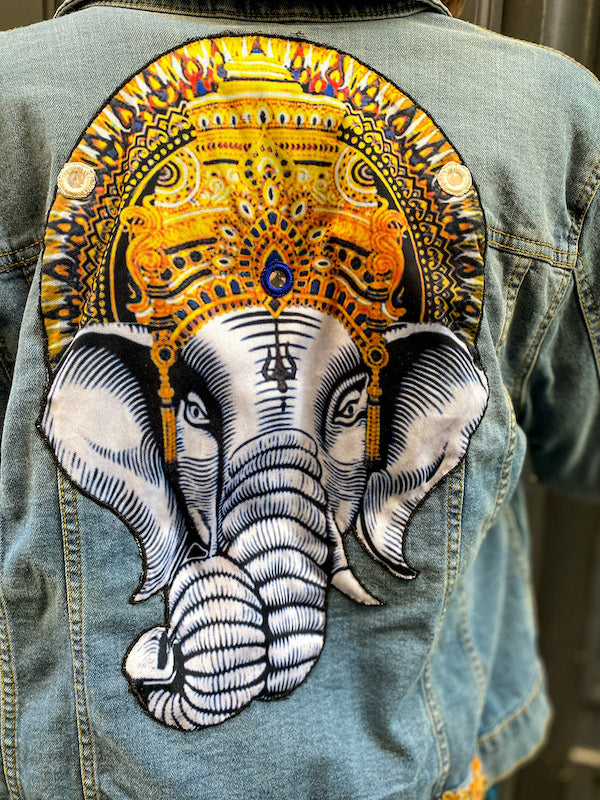 Veste en jean customisée d'un éléphant