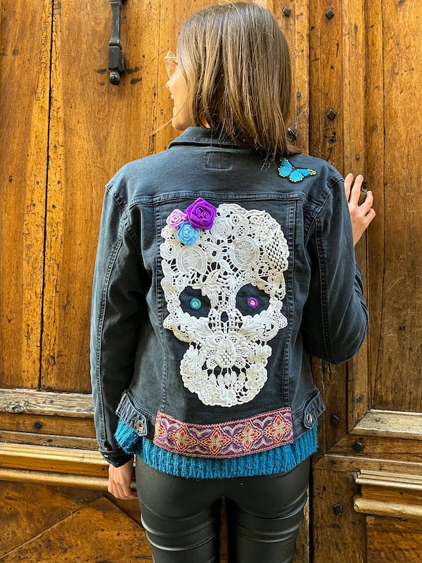 Veste en jean noir customisée d'un crâne en dentelle blanche Romantik Skull