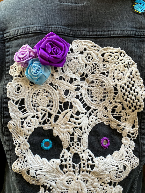 Veste en jean noir customisée d'un crâne en dentelle blanche Romantik Skull