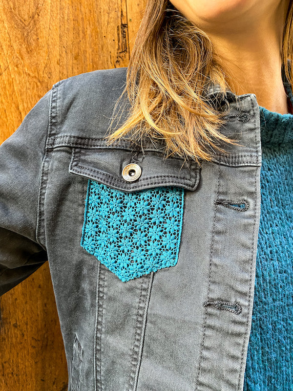 Veste en jean noir customisée d'un crâne en dentelle blanche Romantik Skull