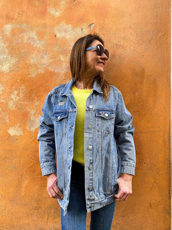 Veste en jean oversize brodée à la main esprit Alice au Pays des Merveilles