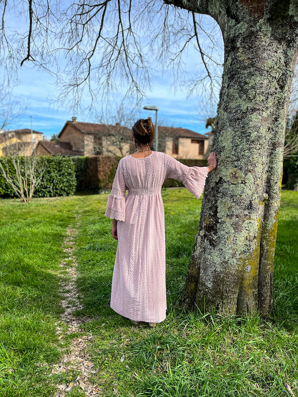 Robe longue rose bohème en dentelle