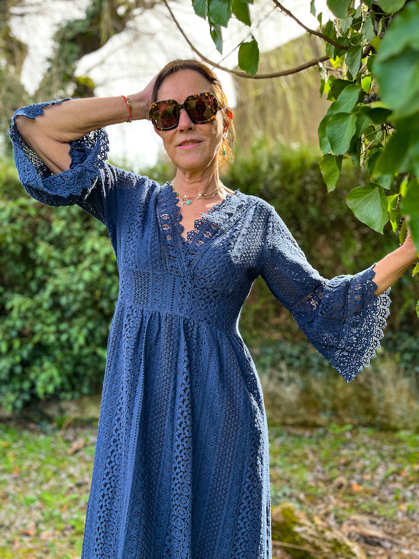 Robe tendance en dentelle bleu marine bohème