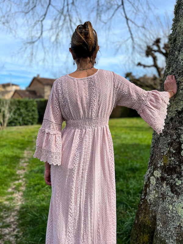 Robe longue rose bohème en dentelle