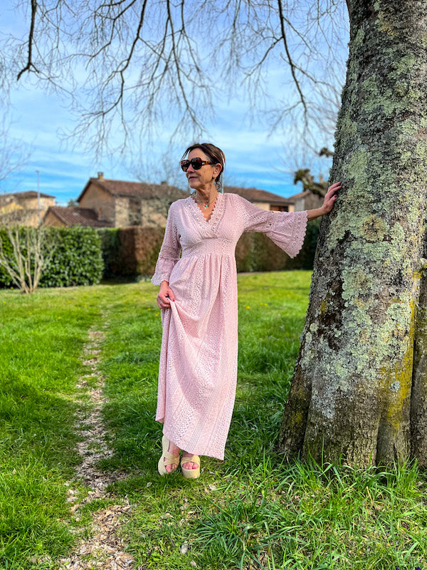 Robe longue rose bohème en dentelle