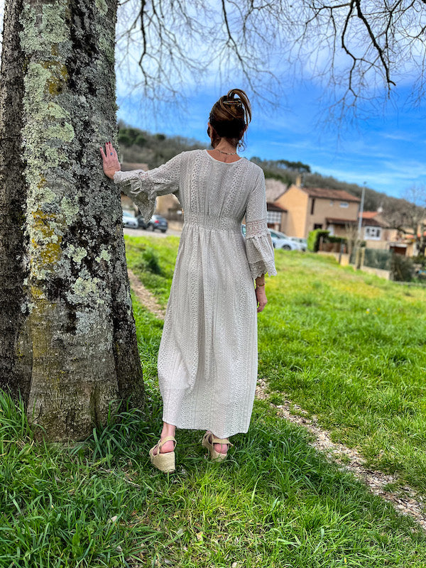 Robe longue écru en dentelle bohème