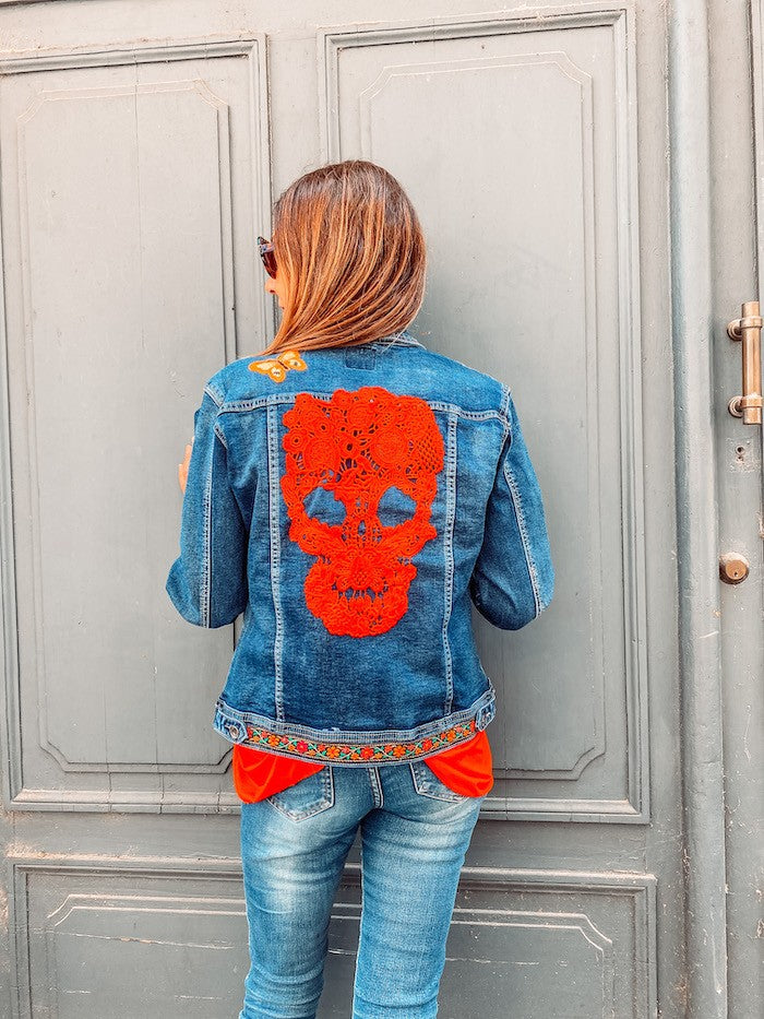 Veste en jean tête de mort en dentelle rouge El Dia Rojo -