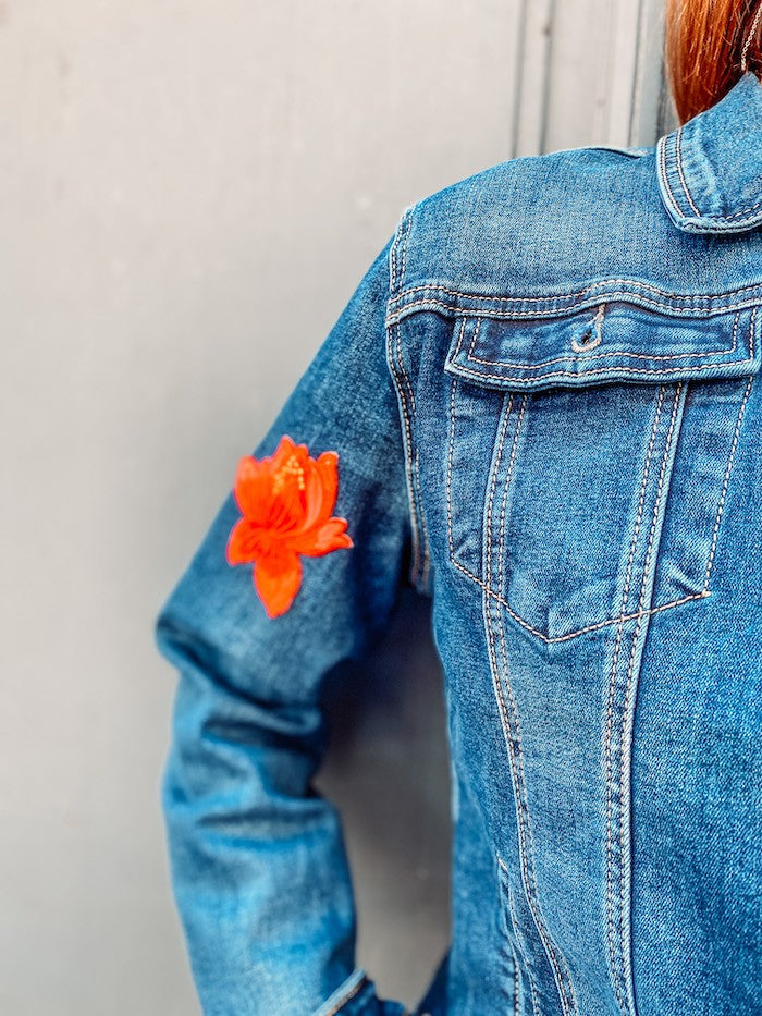 Veste en jean tête de mort en dentelle rouge El Dia Rojo -