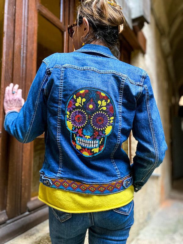 Veste en jean customisée d'une tête de mort en sequins multicolores