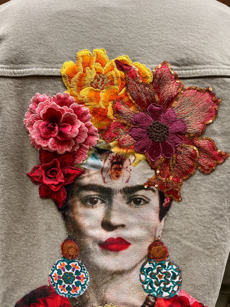 veste en jean customisée de fleurs et esprit mexicain