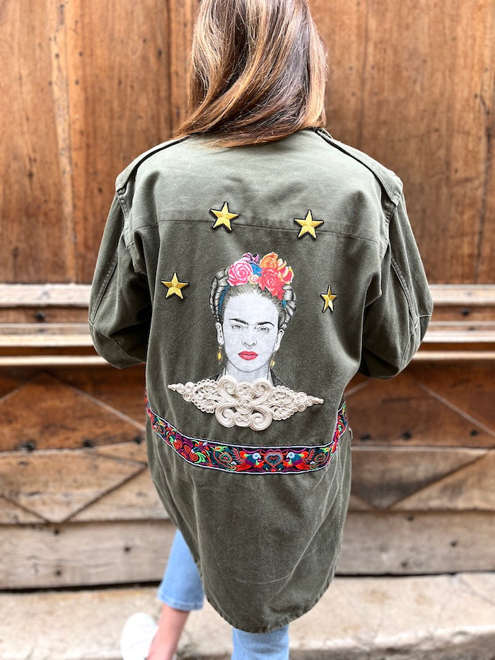 Veste militaire customisee Frida Kahlo Las Estrellas Rose Karma