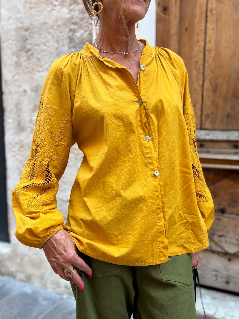 Blouse boutonnée broderies sur les manches - Bohème et chic