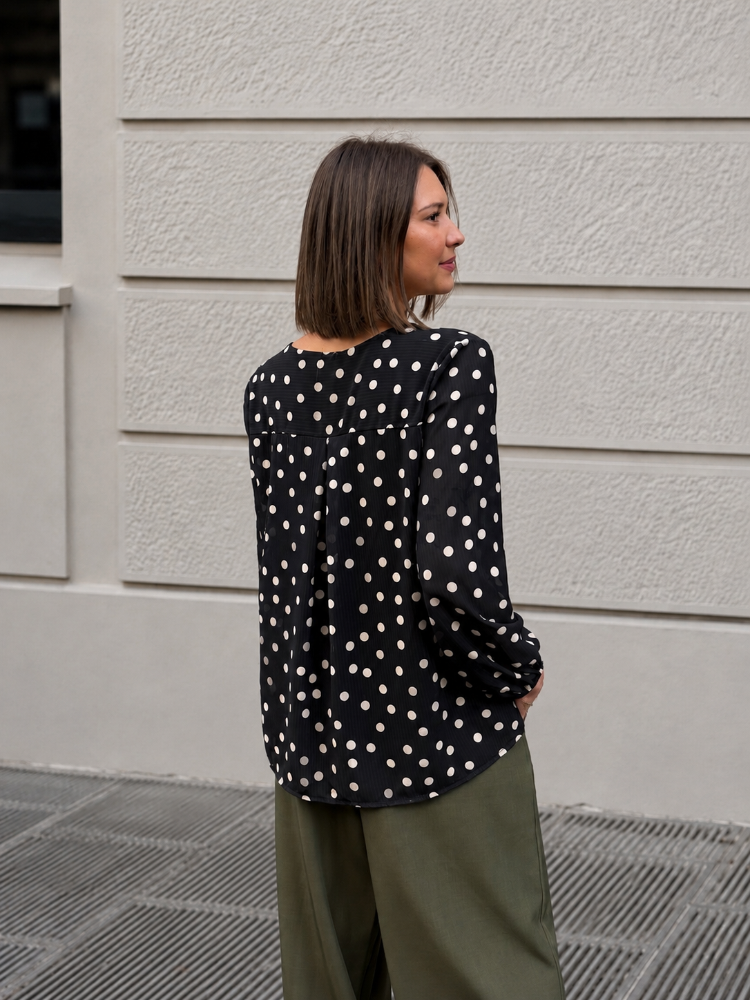 blouse à petit pois noir et blanc tendance pour femme