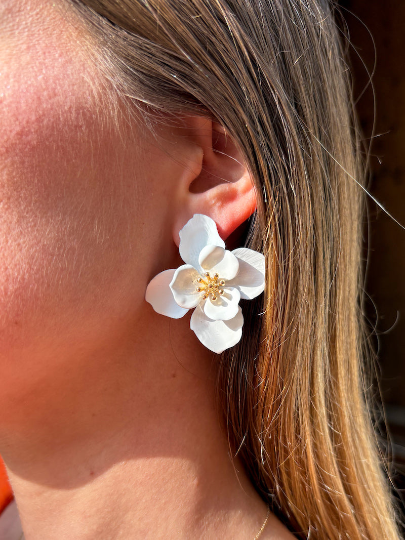 Boucles d'oreilles à fleurs blanches