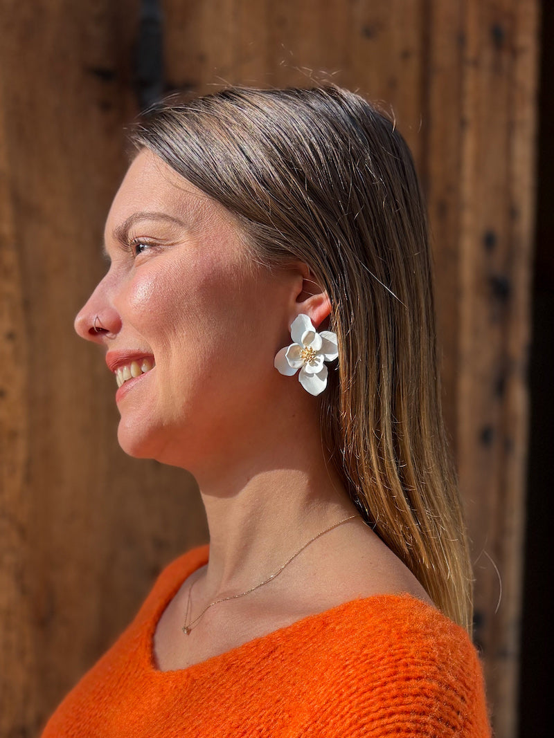 Boucles d'oreilles à fleurs blanches