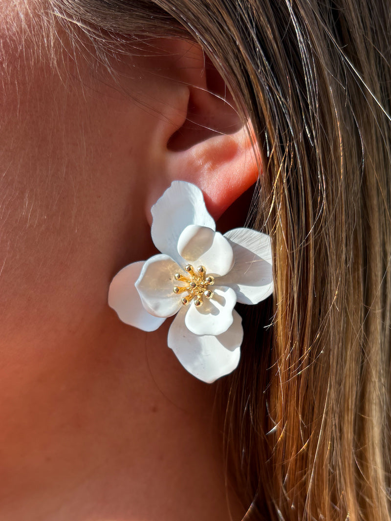 Boucles d'oreilles à fleurs blanches