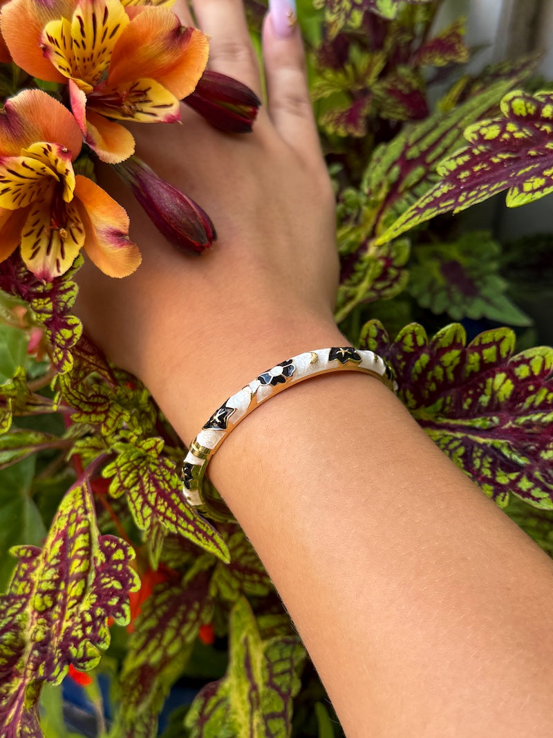 Bracelet jonc à fleurs noires et blanches