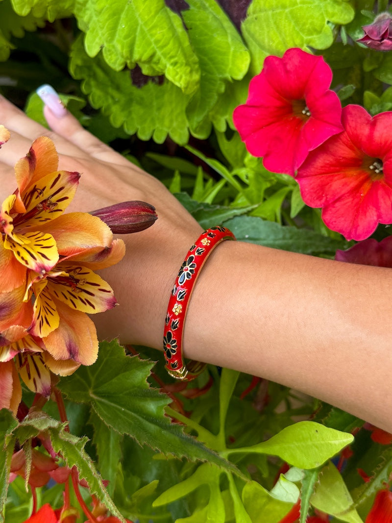 Bracelet jonc en acier ouge à fleurs
