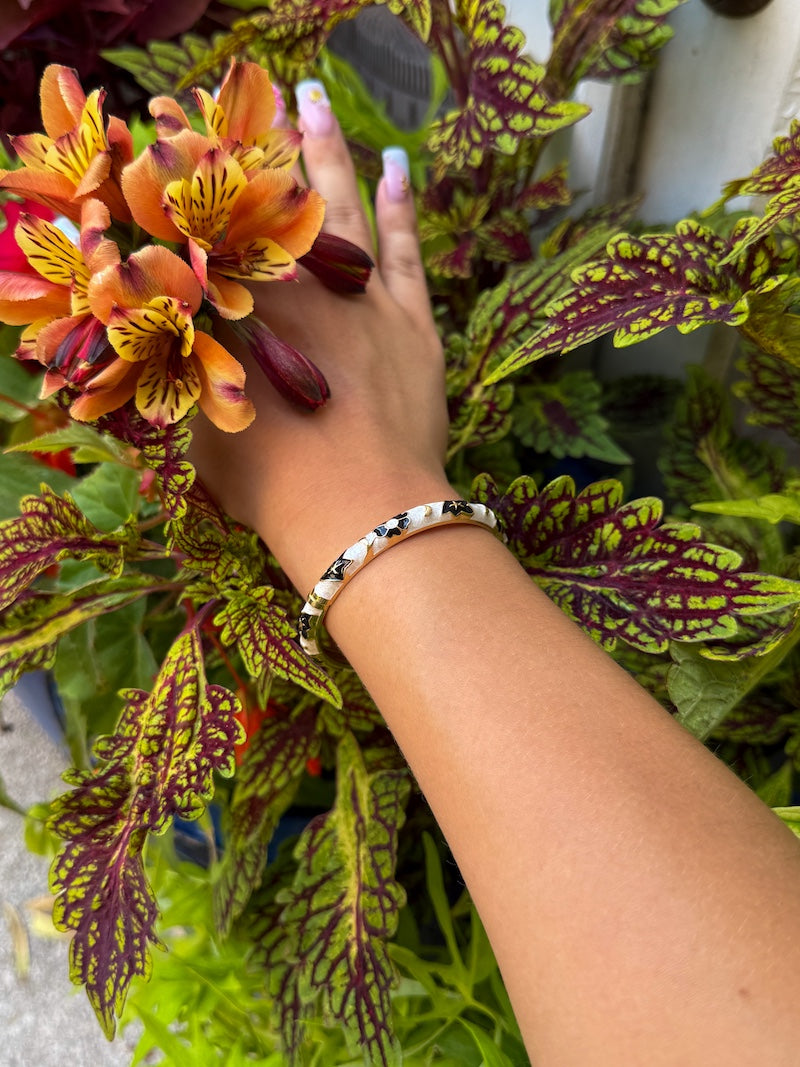 Bracelet jonc à fleurs noires et blanches
