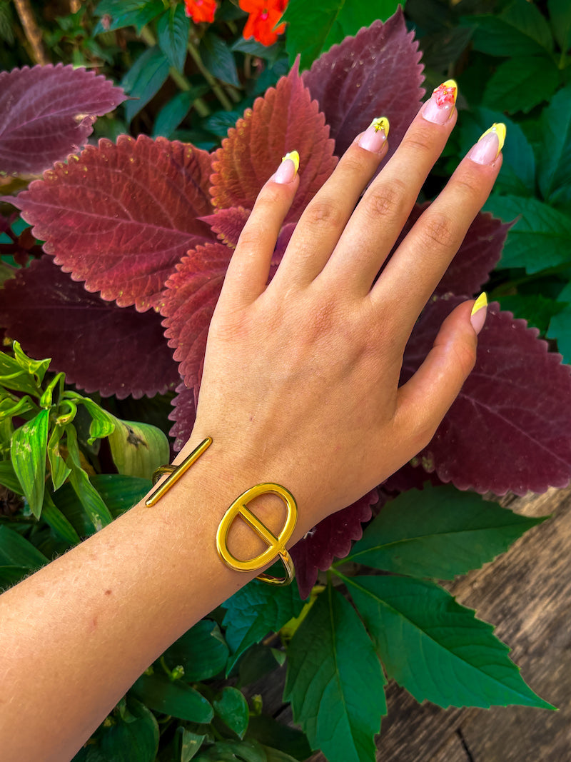 Bracelet jonc doré en acier – Design géométrique ajouré