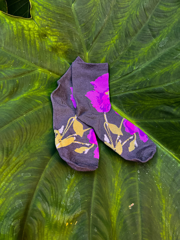 Chaussettes grises à fleurs violettes