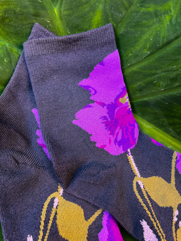 Chaussettes grises à fleurs violettes