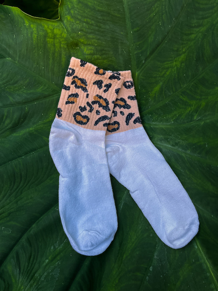 Chaussettes blanches et léopard tendance