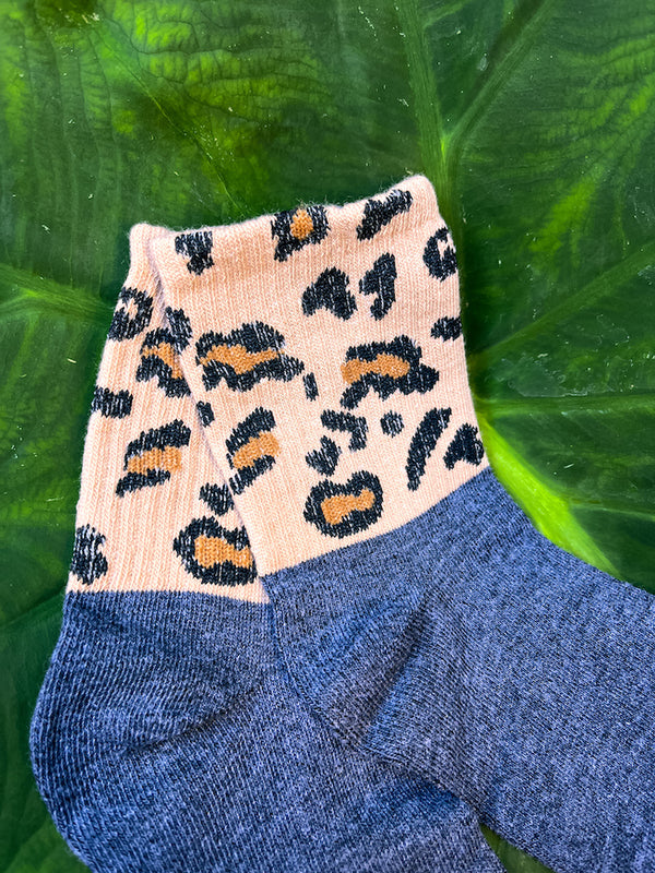 Chaussettes grises à motif léopard tendance