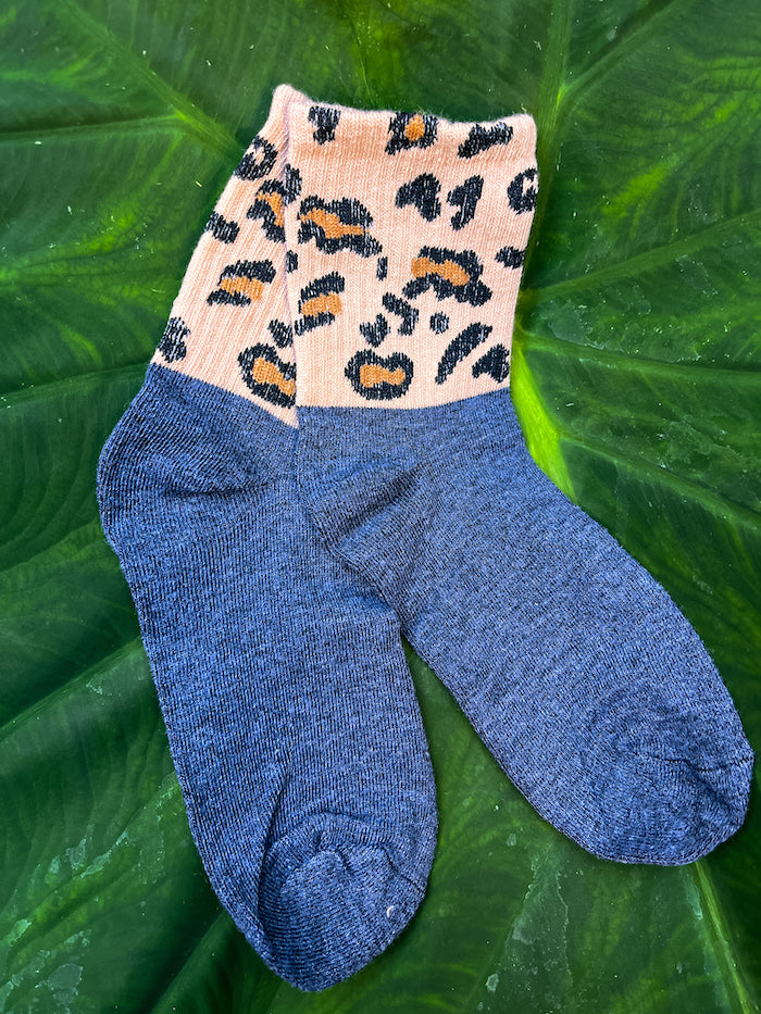 Chaussettes grises à motif léopard tendance