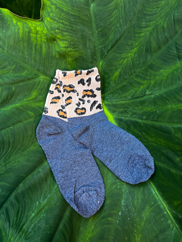 Chaussettes grises à motif léopard tendance