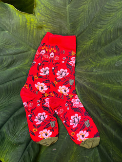 Chaussettes rouges à fleurs de cerisiers