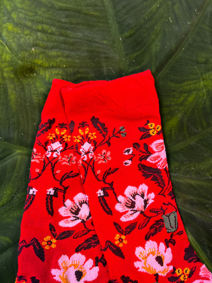 Chaussettes rouges à fleurs de cerisiers