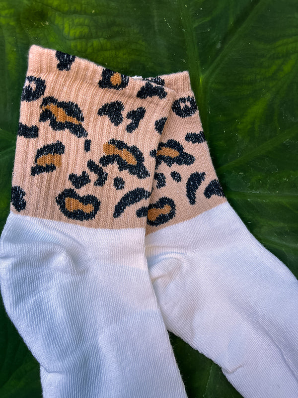 Chaussettes blanches et léopard tendance