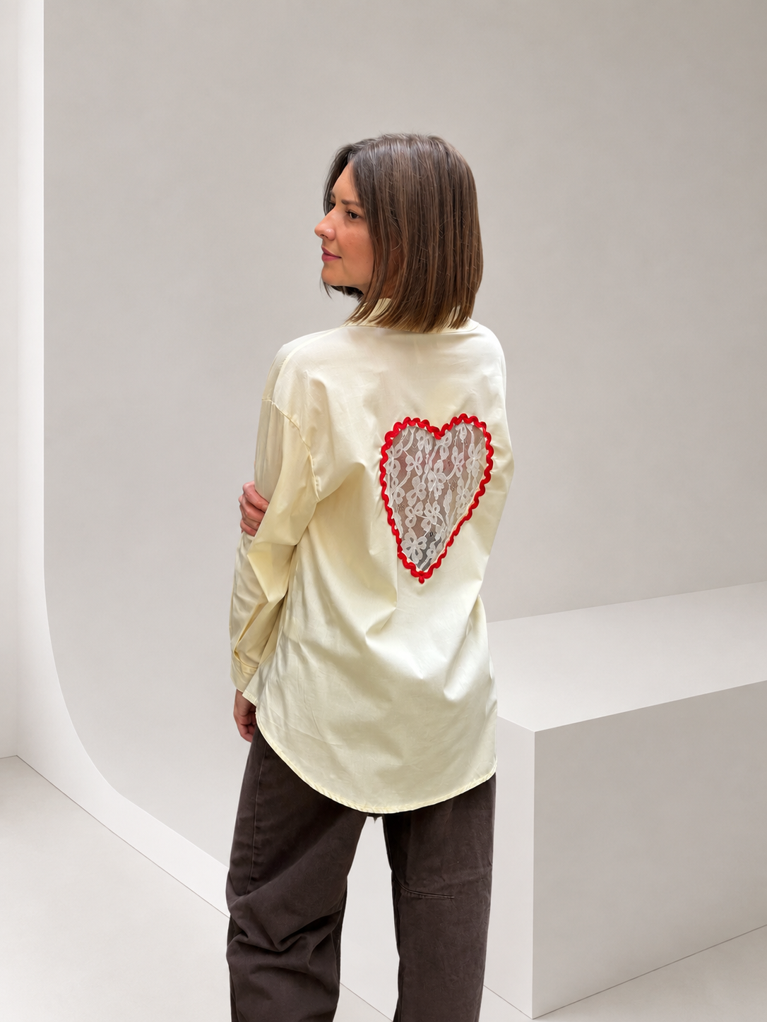 chemise tendance coeur en dentelle dans le dos