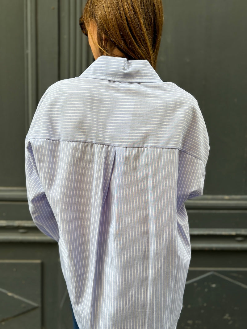 Chemise tendance à rayures bleues et blanches