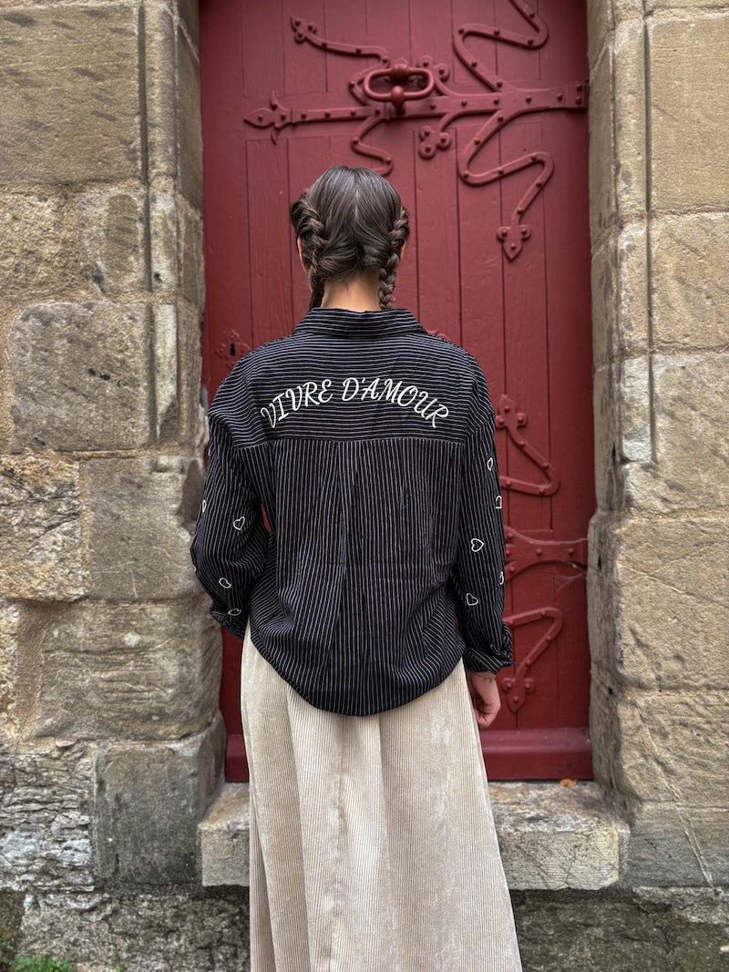 Chemise oversize noire rayée à cœurs – Style tendance et féminin