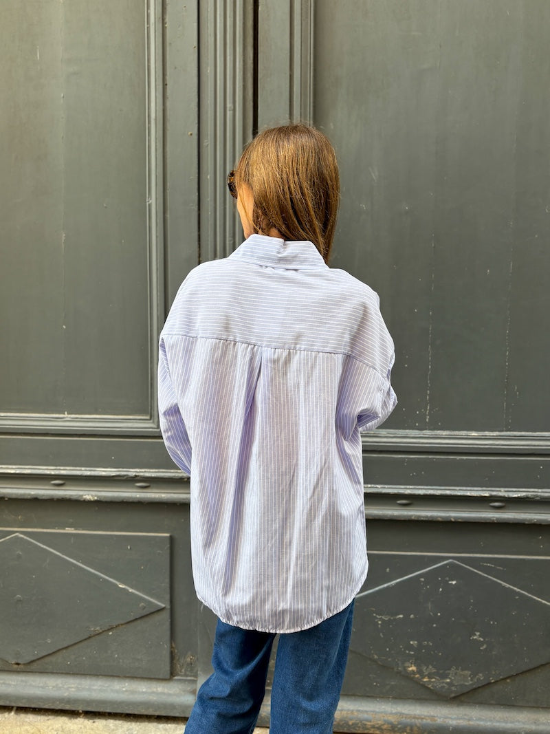 Chemise tendance à rayures bleues et blanches