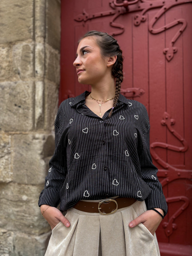 Chemise oversize noire rayée à cœurs – Style tendance et féminin