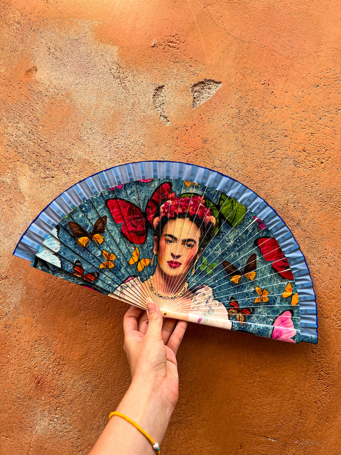 Éventail Frida Kahlo "Mariposas y Flores" en bambou et tissu peint