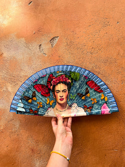 Éventail Frida Kahlo "Mariposas y Flores" en bambou et tissu peint