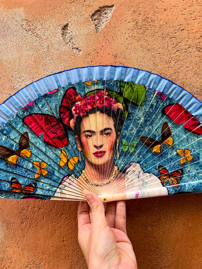 Éventail Frida Kahlo "Mariposas y Flores" en bambou et tissu peint