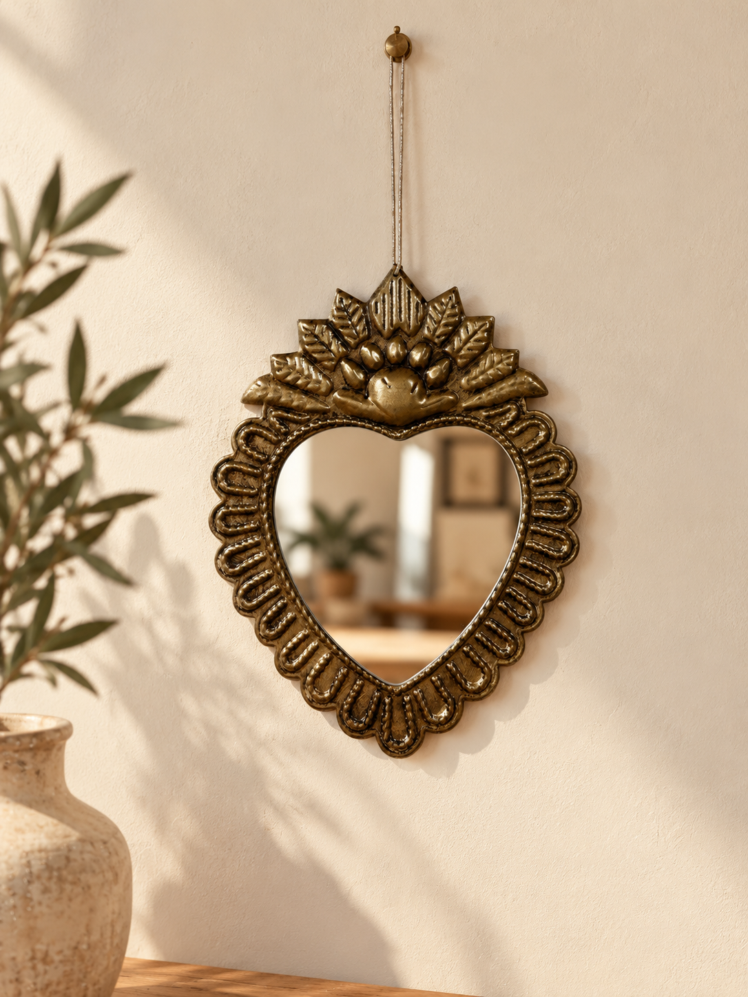 Ex-voto miroir Sacré-Cœur suspendu à bordure sculptée — Style Milagros