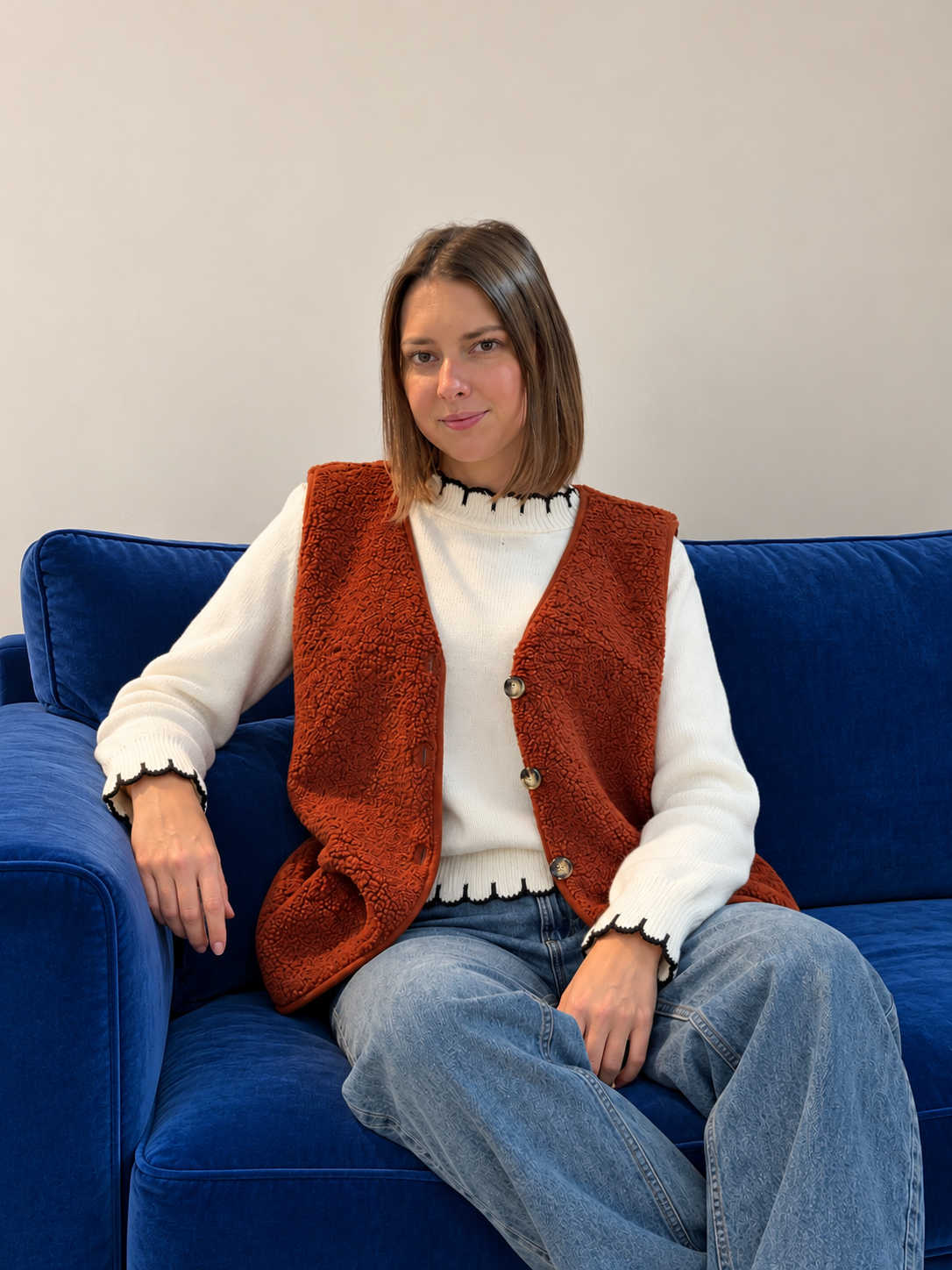 Gilet sans manches en moumoute à boutons
