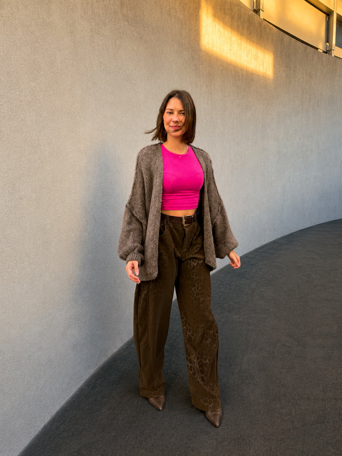 gilet tendance pour veste en maille crochet couleur marron taupe mi-saison automne