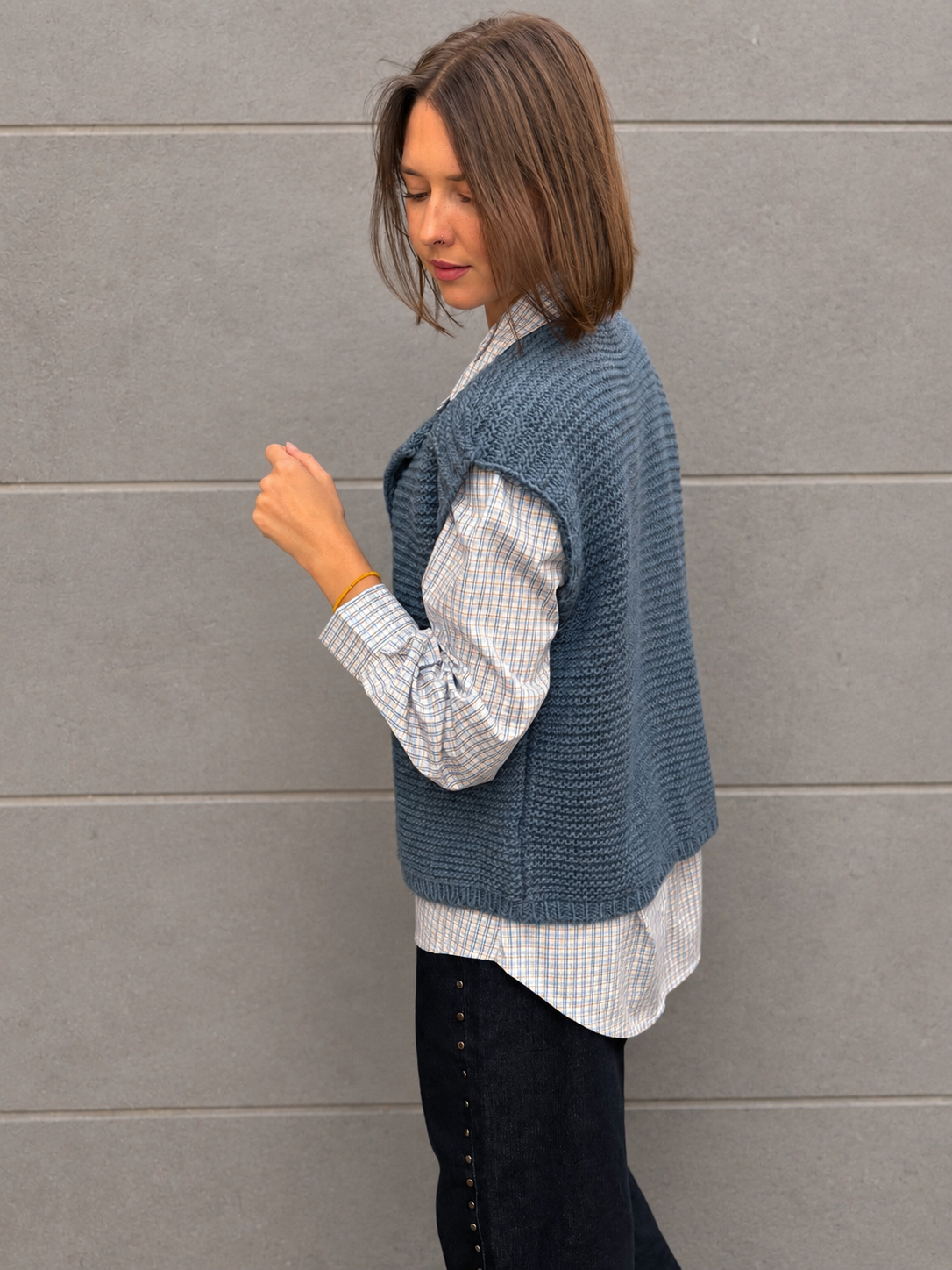 gilet tendance en maille crochet bleu sans manches mi saison automne