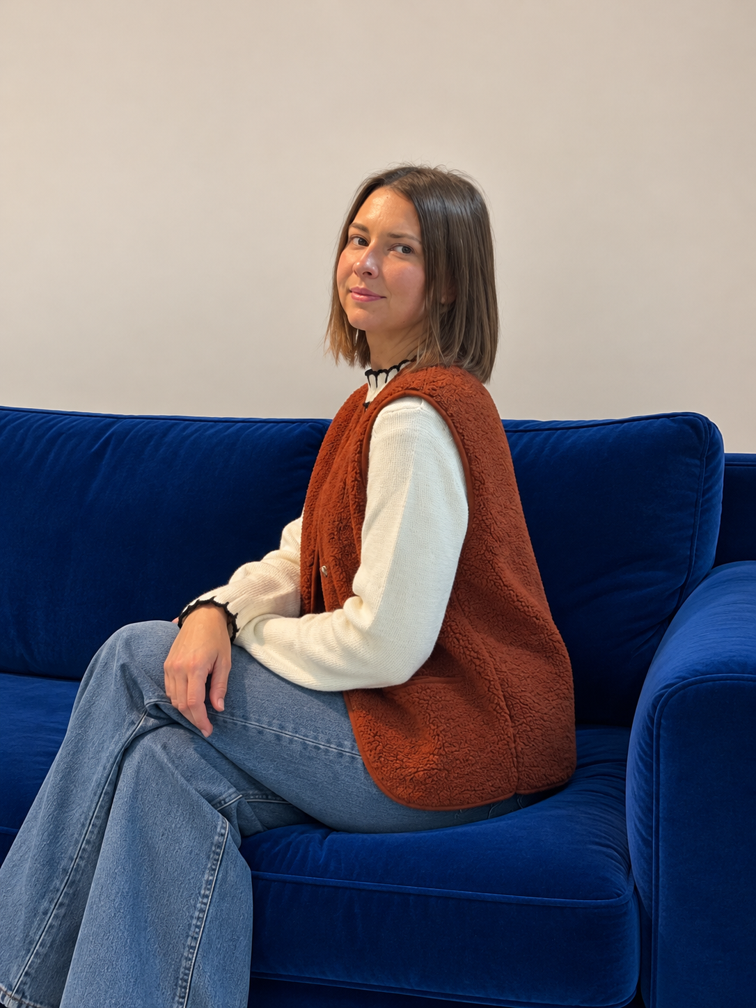 Gilet sans manches en moumoute à boutons